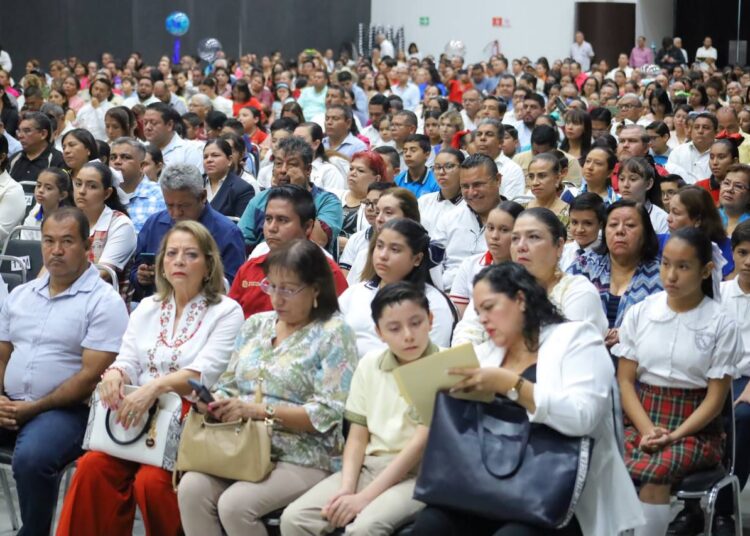 Reconoce municipio a alumnos y maestros con medalla «Guadalupe Victoria»