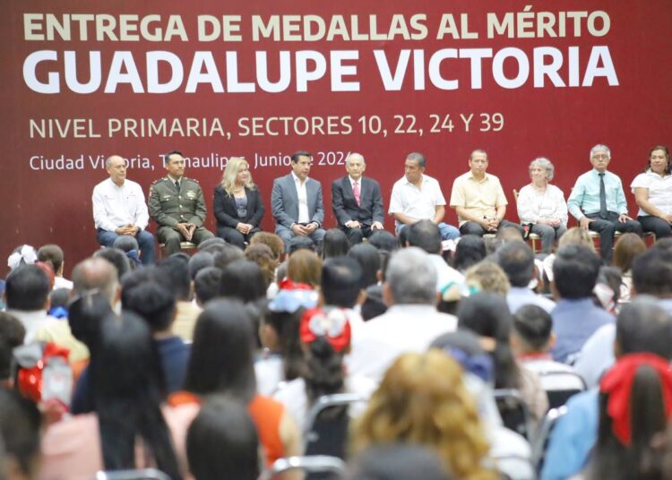 Reconoce municipio a alumnos y maestros con medalla «Guadalupe Victoria»