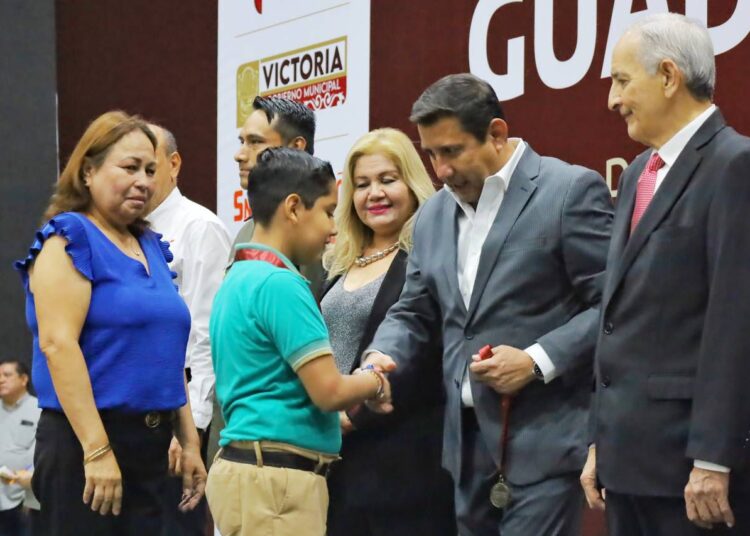 Reconoce municipio a alumnos y maestros con medalla «Guadalupe Victoria»