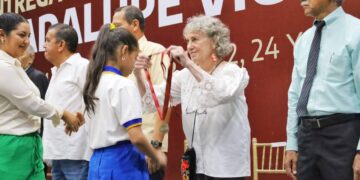 Reconoce municipio a alumnos y maestros con medalla «Guadalupe Victoria»