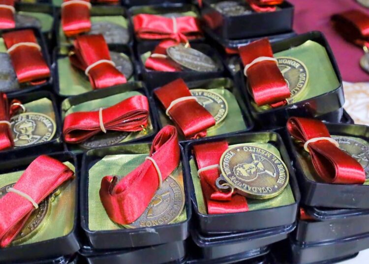 Reconoce municipio a alumnos y maestros con medalla «Guadalupe Victoria»