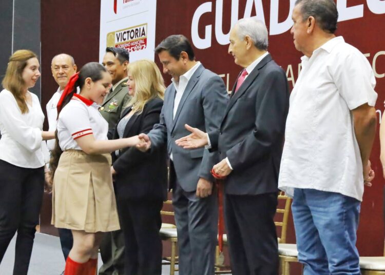 Reconoce municipio a alumnos y maestros con medalla «Guadalupe Victoria»