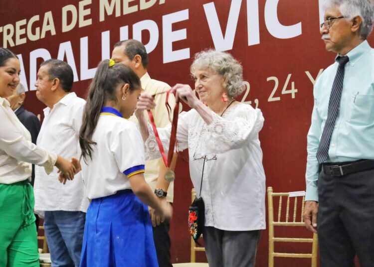 Reconoce municipio a alumnos y maestros con medalla «Guadalupe Victoria»