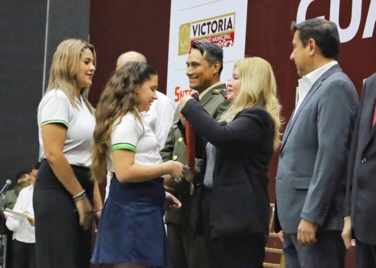 Reconoce municipio a alumnos y maestros con medalla «Guadalupe Victoria»