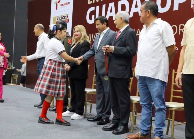 Reconoce municipio a alumnos y maestros con medalla «Guadalupe Victoria»
