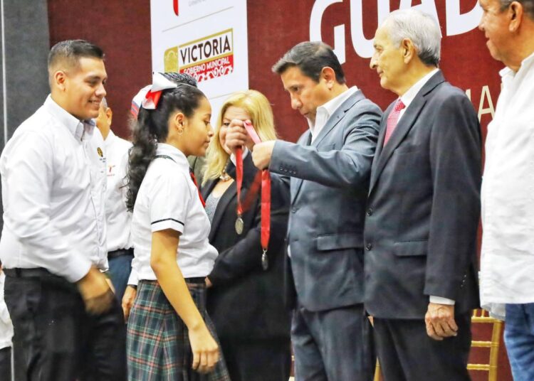 Reconoce municipio a alumnos y maestros con medalla «Guadalupe Victoria»