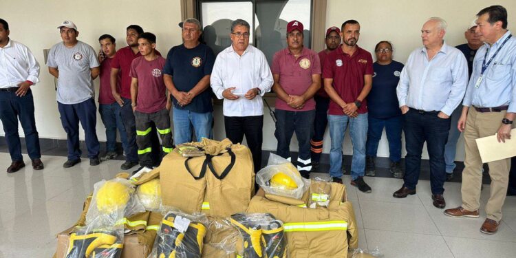 Equipan empresarios a Bomberos de Altamira