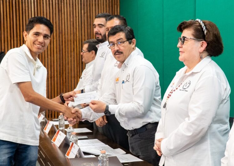 Reconoce la UAT el desempeño académico de estudiantes hijos del personal docente