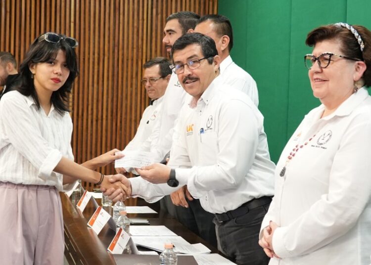 Reconoce la UAT el desempeño académico de estudiantes hijos del personal docente