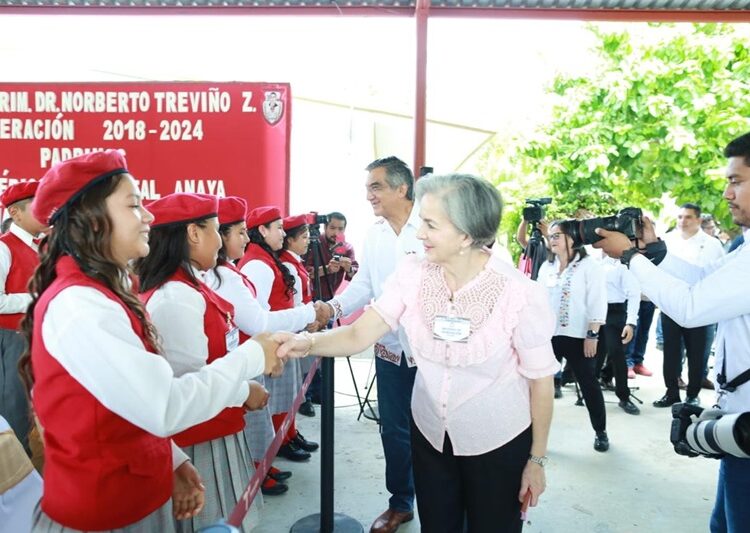 Apadrinan Américo y María a estudiantes de Xicoténcatl; presupuesto sin límites para becas