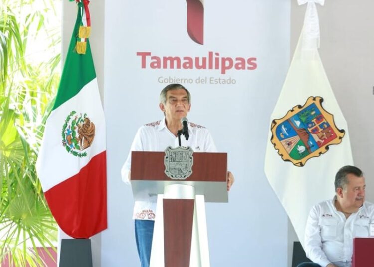 Apadrinan Américo y María a estudiantes de Xicoténcatl; presupuesto sin límites para becas