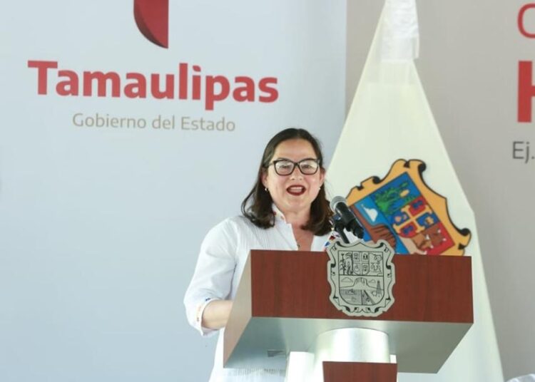 Apadrinan Américo y María a estudiantes de Xicoténcatl; presupuesto sin límites para becas