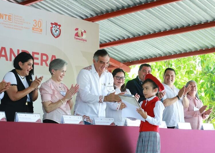 Apadrinan Américo y María a estudiantes de Xicoténcatl; presupuesto sin límites para becas