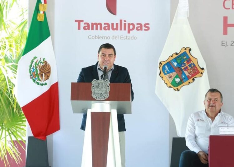 Apadrinan Américo y María a estudiantes de Xicoténcatl; presupuesto sin límites para becas