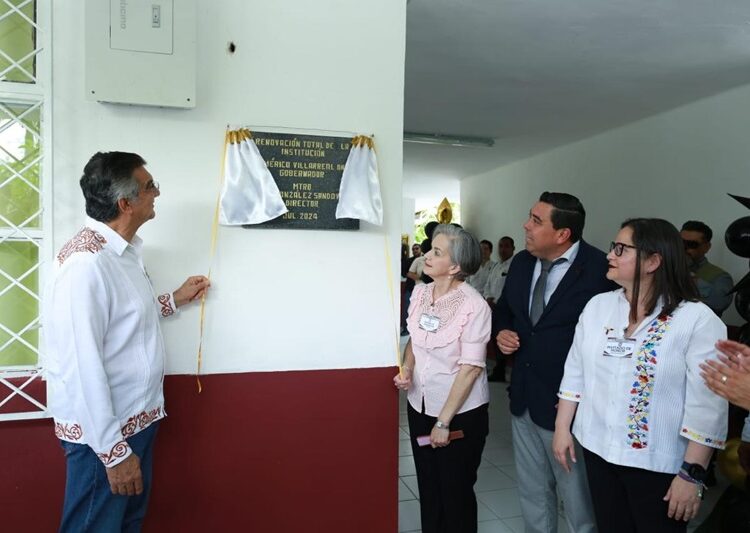 Apadrinan Américo y María a estudiantes de Xicoténcatl; presupuesto sin límites para becas