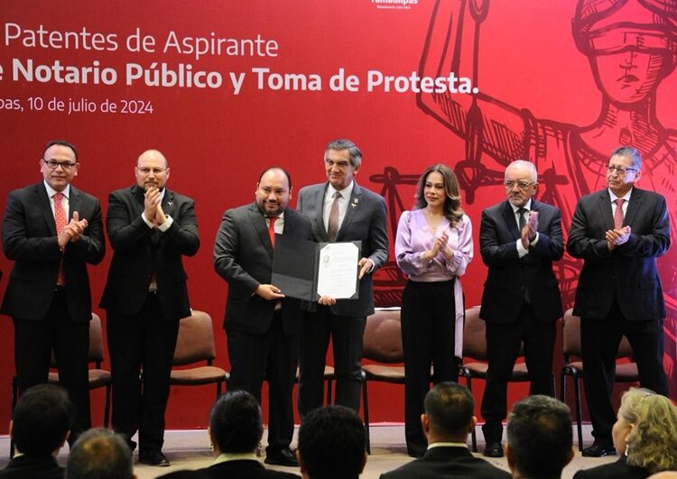 Entrega Américo patentes de aspirante a notarios públicos