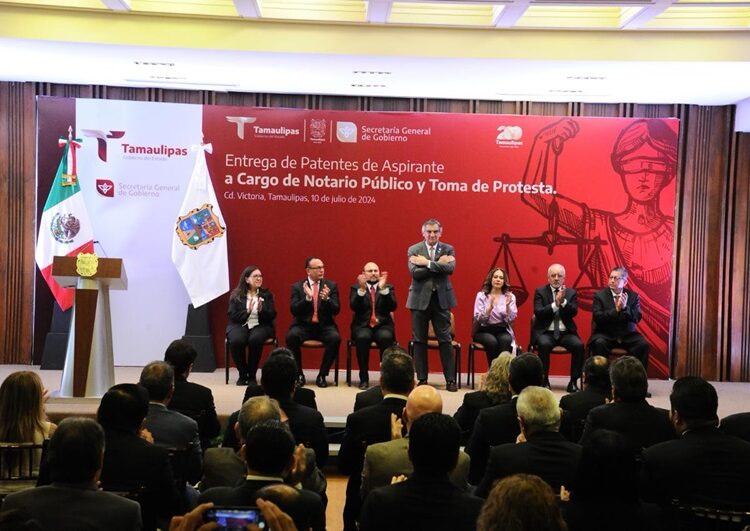 Entrega Américo patentes de aspirante a notarios públicos