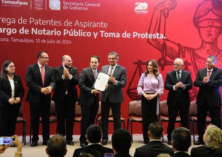 Entrega Américo patentes de aspirante a notarios públicos