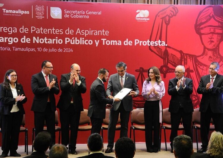 Entrega Américo patentes de aspirante a notarios públicos