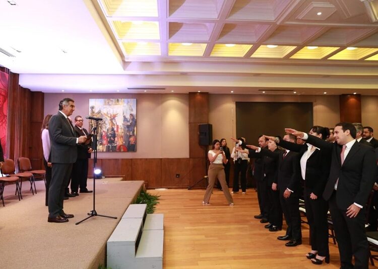 Entrega Américo patentes de aspirante a notarios públicos