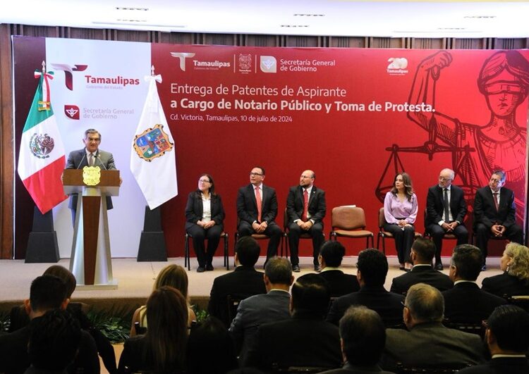 Entrega Américo patentes de aspirante a notarios públicos