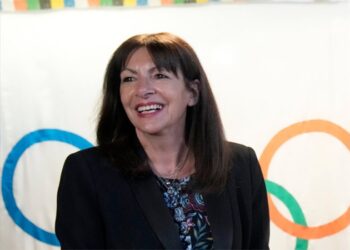 Alcaldesa de París nada en el Sena ante dudas sobre limpieza del río para los Juegos