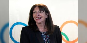 Alcaldesa de París nada en el Sena ante dudas sobre limpieza del río para los Juegos