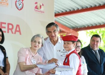 Apadrinan Américo y María a estudiantes de Xicoténcatl; presupuesto sin límites para becas