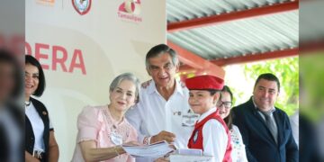 Apadrinan Américo y María a estudiantes de Xicoténcatl; presupuesto sin límites para becas