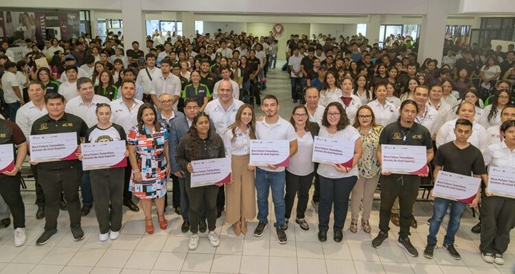 Atestigua secretaria de Educación entrega de 624 becas a estudiantes de la UTM