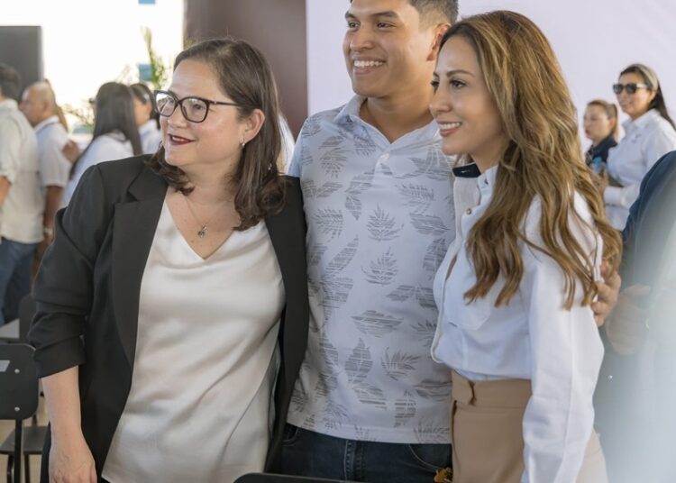 Atestigua secretaria de Educación entrega de 624 becas a estudiantes de la UTM
