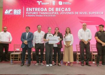 Atestigua secretaria de Educación entrega de 624 becas a estudiantes de la UTM