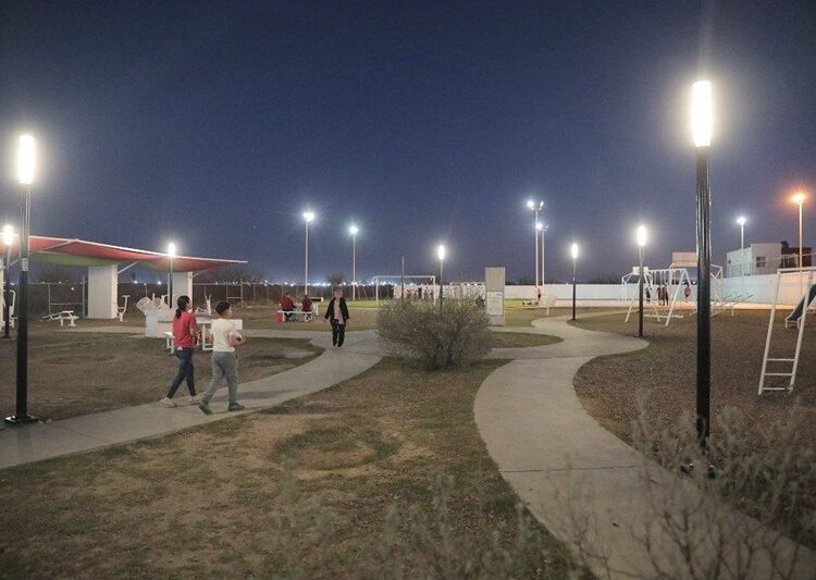 Avanza transformación de alumbrado en espacios públicos