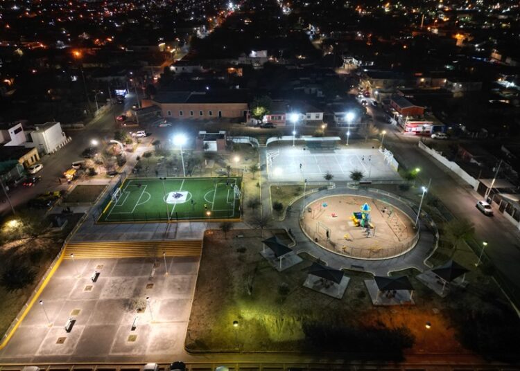 Avanza transformación de alumbrado en espacios públicos