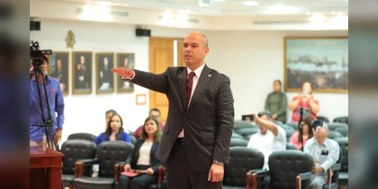 Carmen Lilia Canturosas toma protesta a nuevo secretario del Ayuntamiento