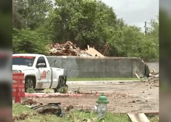 Amaneció en escombros casa chocada por camión 18 ruedas