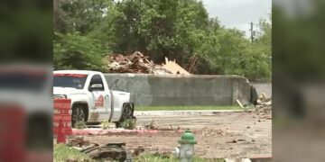 Amaneció en escombros casa chocada por camión 18 ruedas