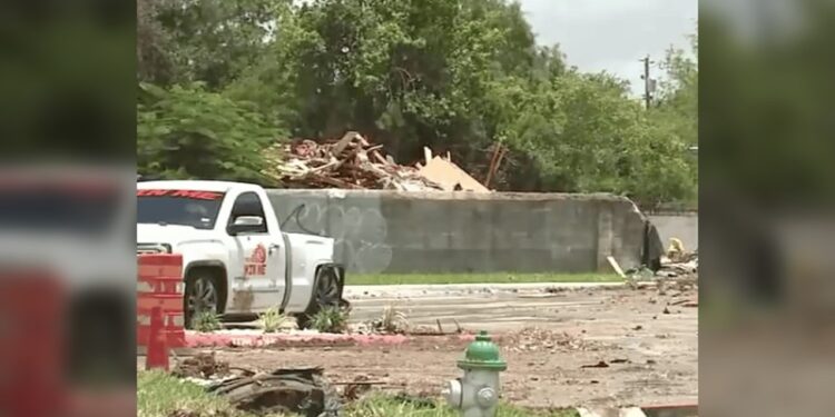 Amaneció en escombros casa chocada por camión 18 ruedas