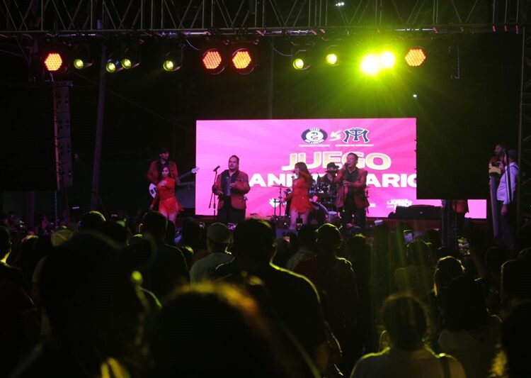 Celebran neolaredenses 176 aniversario con triunfo de Tecos y verbena popular