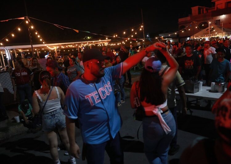 Celebran neolaredenses 176 aniversario con triunfo de Tecos y verbena popular