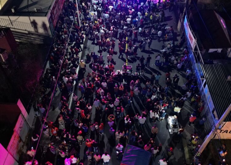 Celebran neolaredenses 176 aniversario con triunfo de Tecos y verbena popular