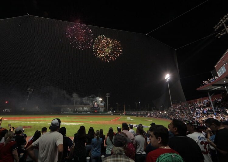 Celebran neolaredenses 176 aniversario con triunfo de Tecos y verbena popular