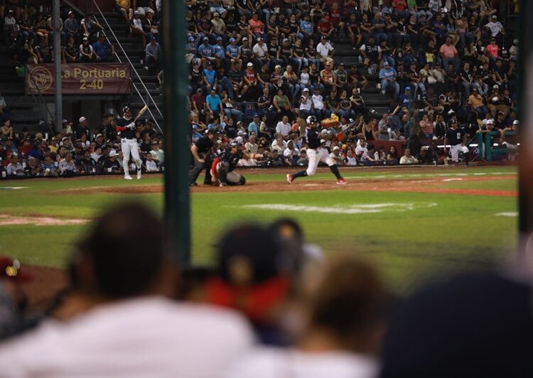 Celebran neolaredenses 176 aniversario con triunfo de Tecos y verbena popular