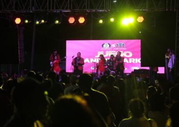 Celebran neolaredenses 176 aniversario con triunfo de Tecos y verbena popular