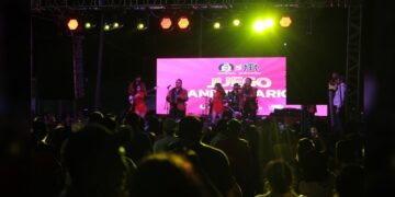 Celebran neolaredenses 176 aniversario con triunfo de Tecos y verbena popular