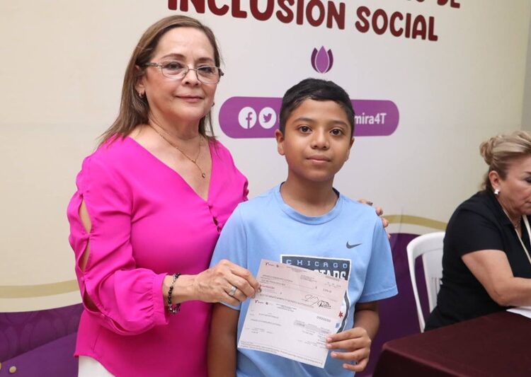 Con entrega de becas de inclusión social, DIF Altamira respalda la educación de niños y jóvenes