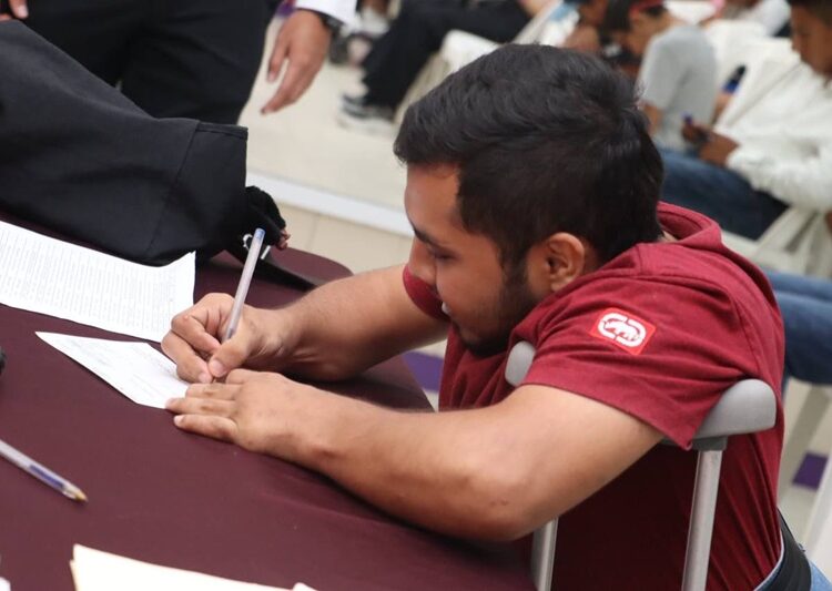 Con entrega de becas de inclusión social, DIF Altamira respalda la educación de niños y jóvenes