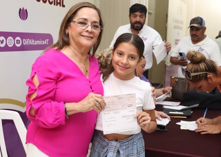 Con entrega de becas de inclusión social, DIF Altamira respalda la educación de niños y jóvenes