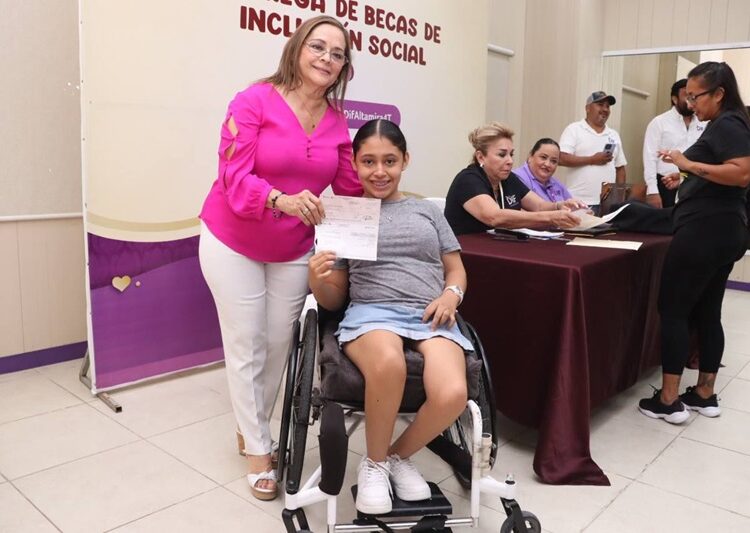 Con entrega de becas de inclusión social, DIF Altamira respalda la educación de niños y jóvenes