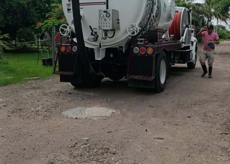 Desarrolla COMAPA Altamira jornada de mantenimiento en red de drenaje de Monte Alto
